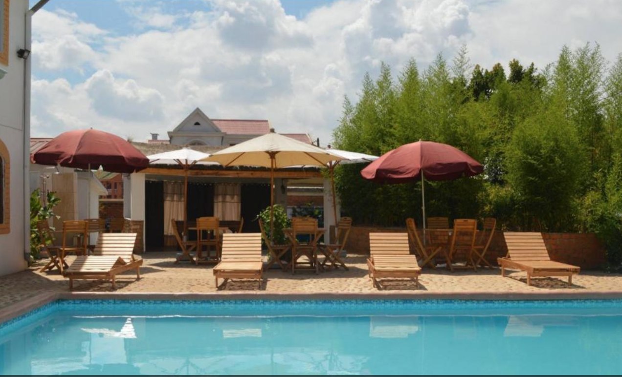 Piscine · la plage et les parasols