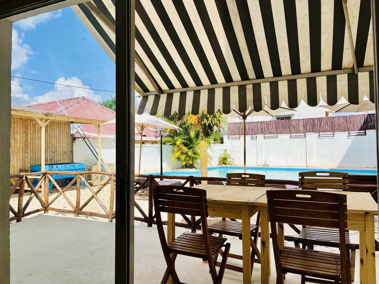 Piscine · la terrasse ombragée