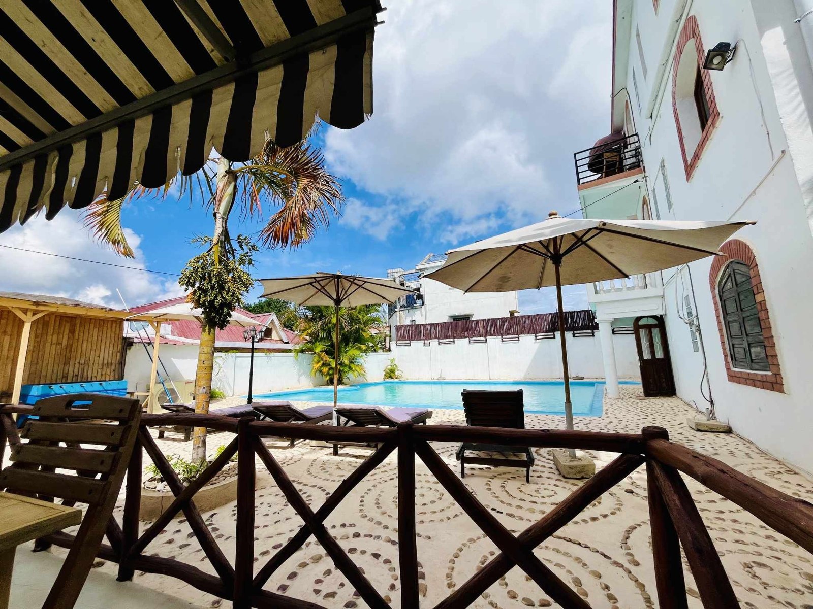 Piscine · vue depuis la terrasse