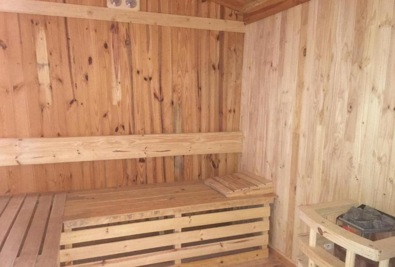 Sauna · les bancs et le poêle